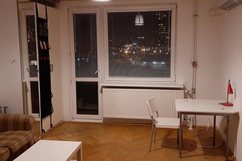 SAMOSTATNÁ IZBA balkónom a klimatizáciou (vhodné aj pre pár alebo dvoch kamošov, prípadne jednotlivca)